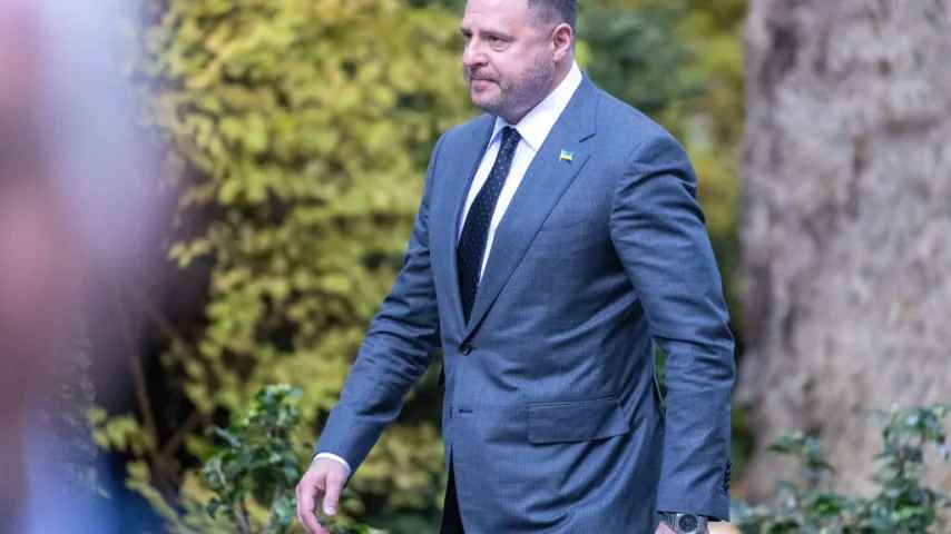 Zelenskys Assistent in Handschellen / Anti-Korruptionsgericht verhaftet ehemaligen Stabschef