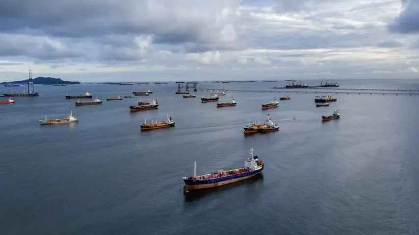 Zwei chinesische Tanker verlassen die Straße von Hormus, Ölpreise sinken leicht
