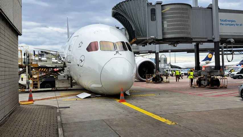 Flugzeug 'mit der Nase' auf Landebahn gelandet / Vorfall in Frankfurt, Piloten und Crew verletzt