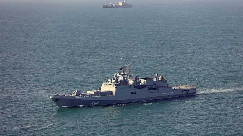 Russisches Kriegsschiff eröffnet Feuer auf britische Yacht, Spannungen im Ärmelkanal