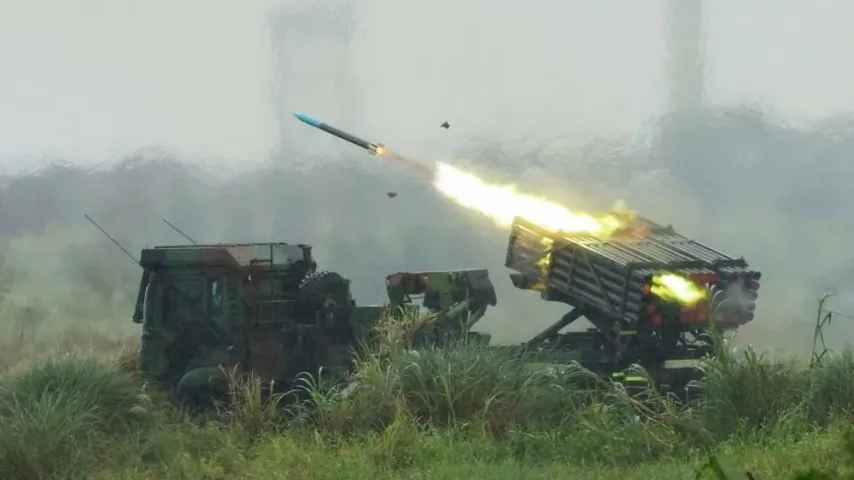 Taiwan zerstört chinesische Invasoren / Kriegsspiele mit echtem Feuer simulieren Szenario