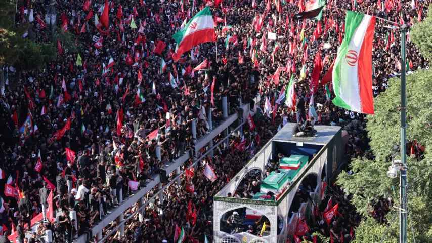 Fehlt bei Beerdigung des Vaters / Mojtaba Khamenei verschwunden, große Menschenmengen in Mashhad