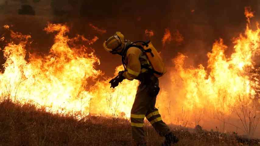 Frankreich und Spanien in Flammen: über 300.000 evakuiert, neue Hitzewelle erwartet