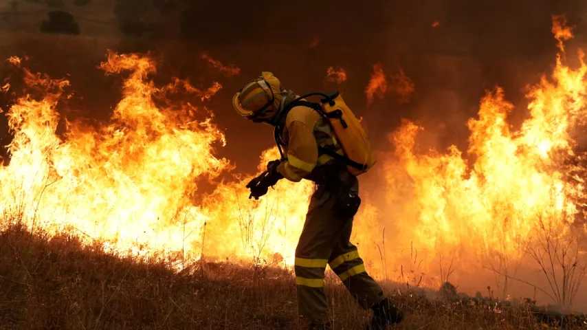 Frankreich und Spanien in Flammen: über 300.000 evakuiert, neue Hitzewelle erwartet