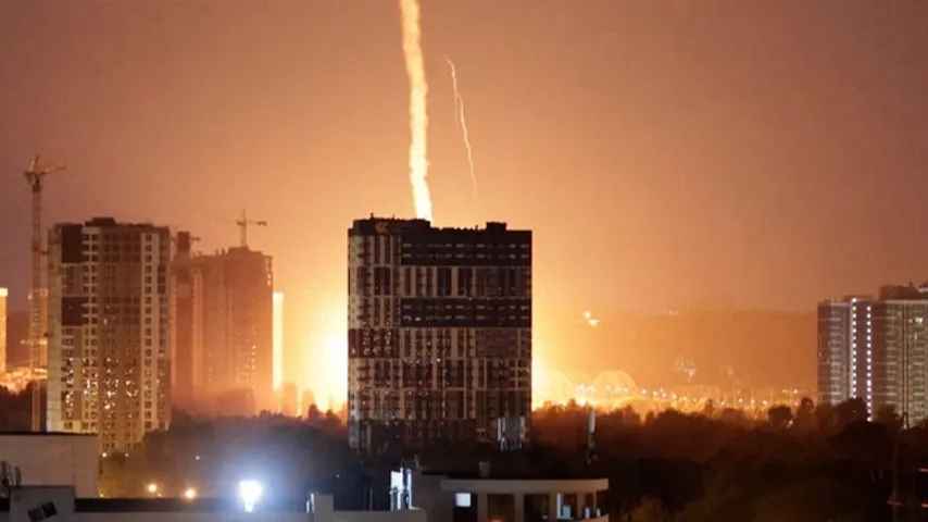 Kiew unter russischem Raketenhagel – Selenskyj: Moskau bereit für massiven Angriff