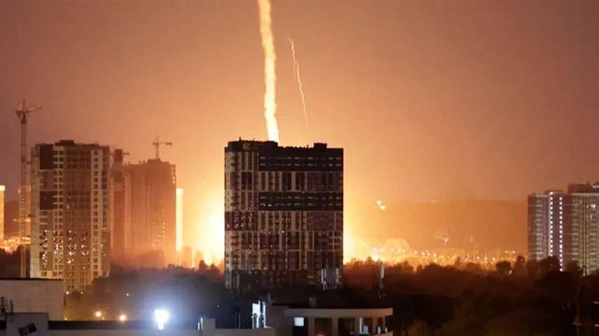 Kiew unter russischem Raketenhagel – Selenskyj: Moskau bereit für massiven Angriff