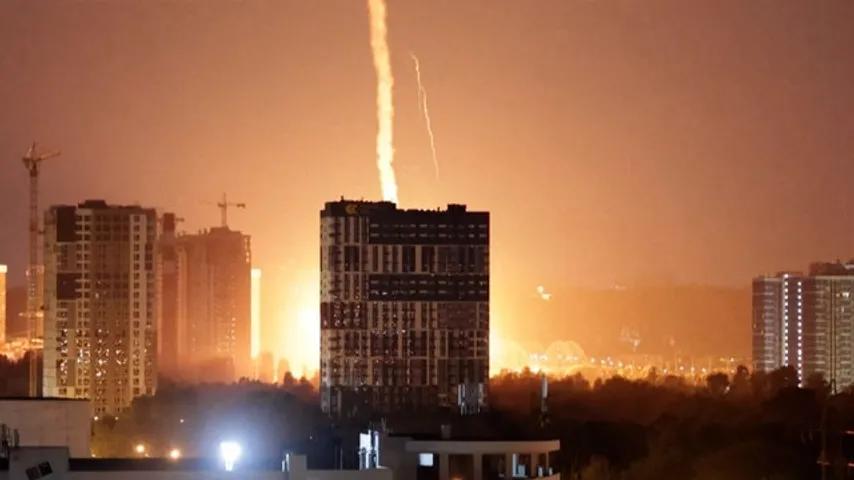 Kiew unter russischem Raketenhagel – Selenskyj: Moskau bereit für massiven Angriff
