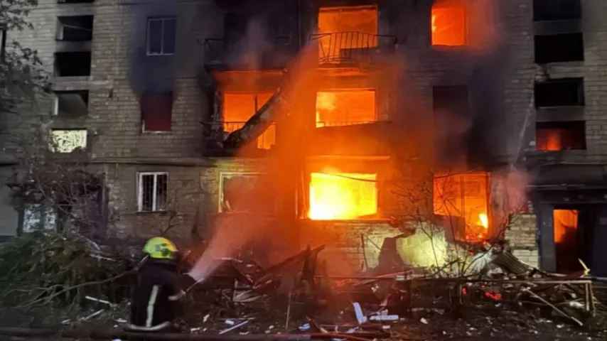 Russland trifft Kiew nachts mit Drohnen und Raketen, zehn Tote und Dutzende Verletzte