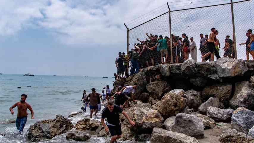 Spanien schickt Militär nach Ceuta nach massiver Einreise von Migranten