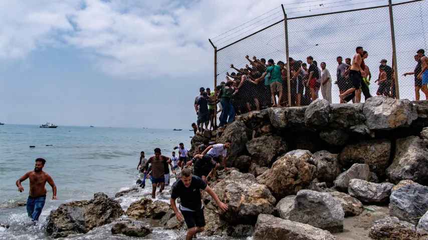 Spanien schickt Militär nach Ceuta nach massiver Einreise von Migranten