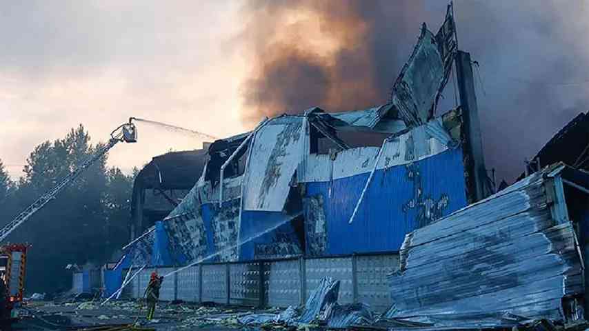 Ukraine bestraft Russland mit Drohnen / Explosionen und Feuer, eine Ölraffinerie angegriffen