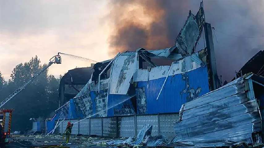 Ukraine bestraft Russland mit Drohnen / Explosionen und Feuer, eine Ölraffinerie angegriffen
