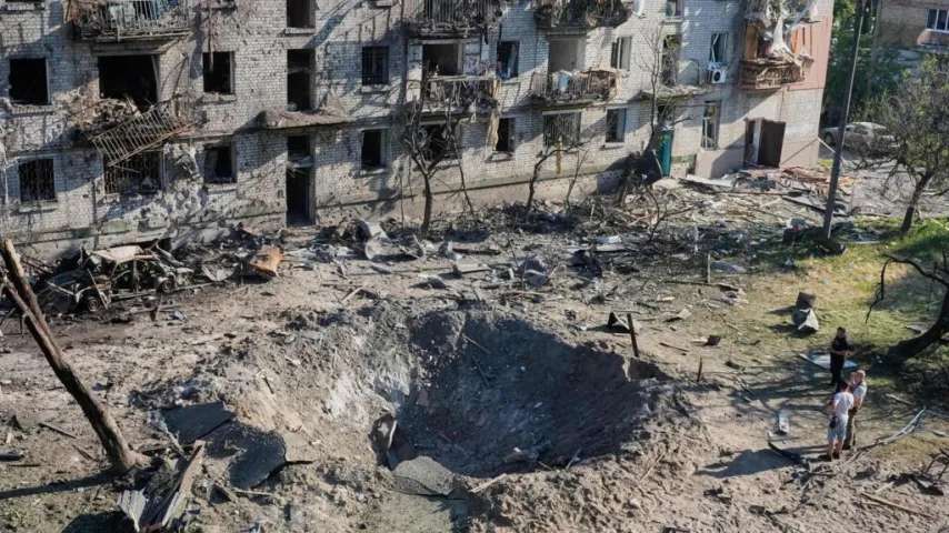 Ukrainer räumen Trümmer / Kiew trauert um 30 Tote bei russischem Angriff