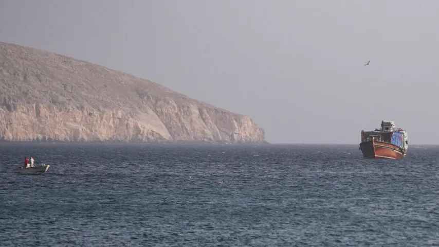Wichtigste Handelsstadt im Hormuz bombardiert, USA „lässt Wut an Iran aus