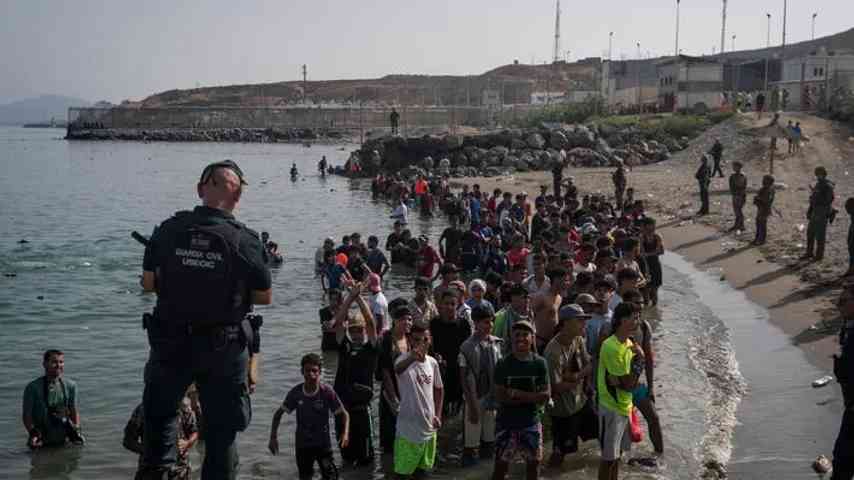 Chaos an Spaniens Grenze! Armee rückt in Ceuta ein, Zusammenstöße mit Migranten
