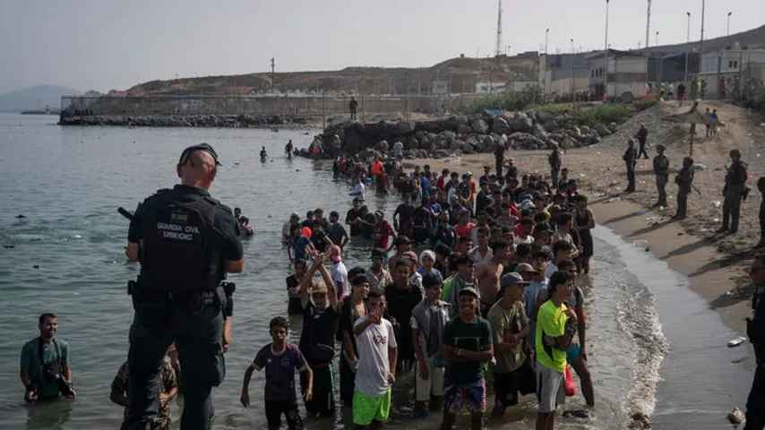 Chaos an Spaniens Grenze! Armee rückt in Ceuta ein, Zusammenstöße mit Migranten