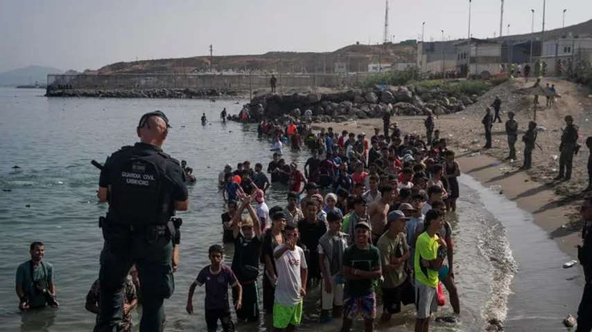 Chaos an Spaniens Grenze! Armee rückt in Ceuta ein, Zusammenstöße mit Migranten