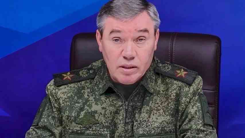 Chef der russischen Armee an der Front / Besucht Truppen: Noch 4 Kilometer bis…