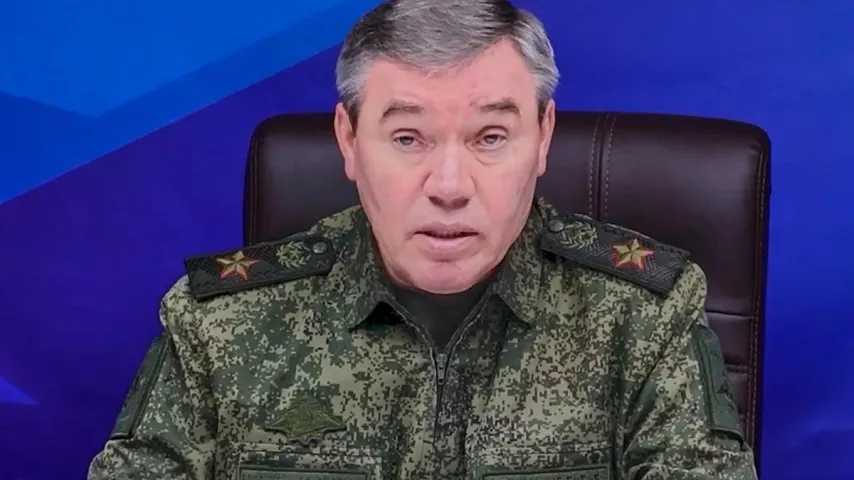 Chef der russischen Armee an der Front / Besucht Truppen: Noch 4 Kilometer bis…