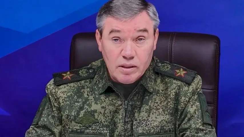 Chef der russischen Armee an der Front / Besucht Truppen: Noch 4 Kilometer bis…