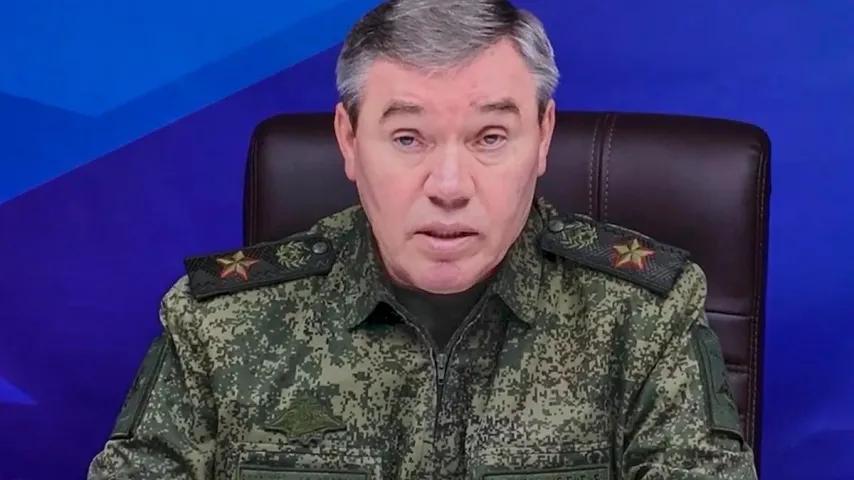 Chef der russischen Armee an der Front / Besucht Truppen: Noch 4 Kilometer bis…