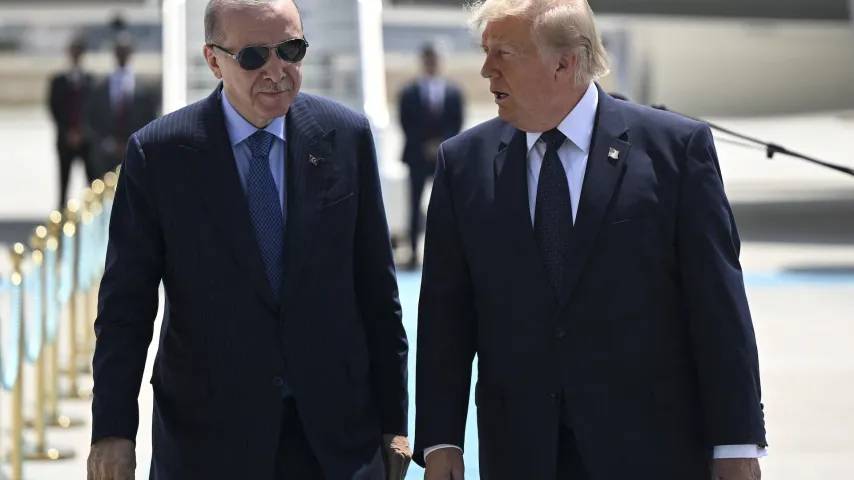 Erdogan ruft Trump an und bittet ihn, Gespräche mit Iran fortzusetzen; bietet Hilfe an