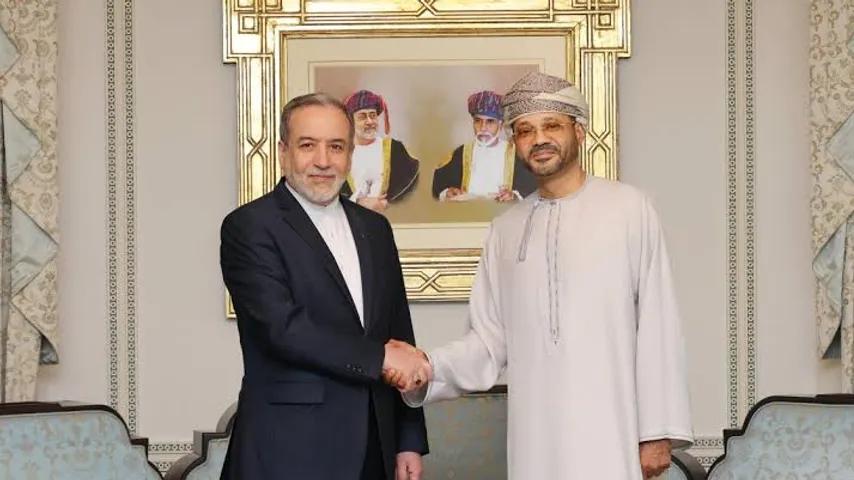 Iran schließt Pakt mit Oman über Hormus, Teheran bestreitet Gespräche mit den USA
