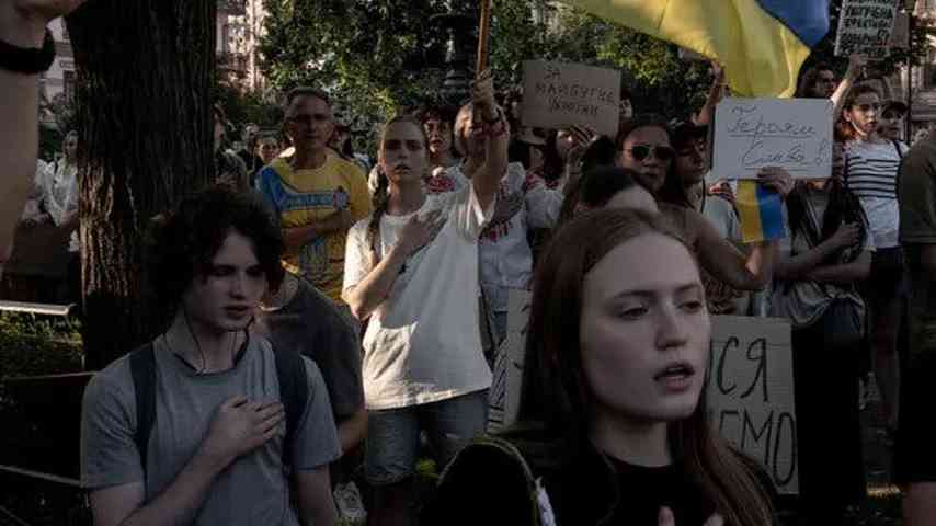 Rückkehr des Verteidigungsministers gefordert/Ukraine: Tausende protestieren in der Hauptstadt