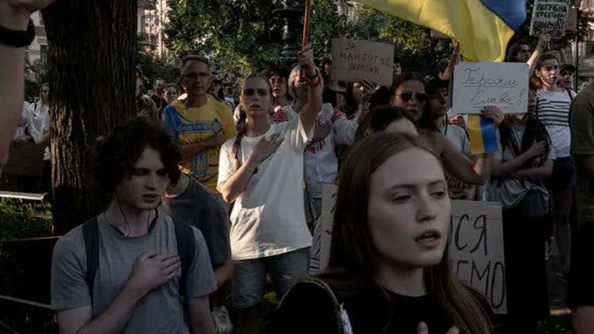 Rückkehr des Verteidigungsministers gefordert/Ukraine: Tausende protestieren in der Hauptstadt