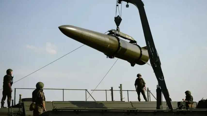 Russland mit Raketen aus Pjöngjang: 6 Tote, 19 Verletzte, Selenskyj fordert „Patriot