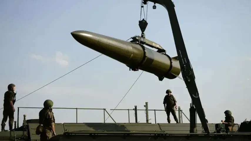 Russland mit Raketen aus Pjöngjang: 6 Tote, 19 Verletzte, Selenskyj fordert „Patriot