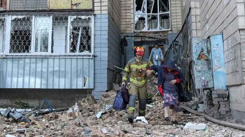 Ukraines Verteidigung in ‚letzten Atemzügen‘ / Russland: Raketen- und Drohnenhagel über Kiew
