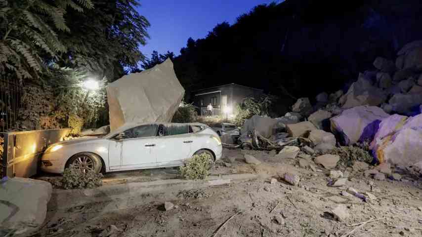 Verheerendes Erdbeben in Italien / Autos unter Trümmern zerdrückt, 8 Verletzte in Neapel