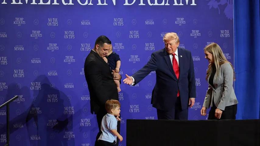 Video: Trump rettet Jungen vor Bühnensturz, verspottet Biden: Ich will nicht, dass er so wird