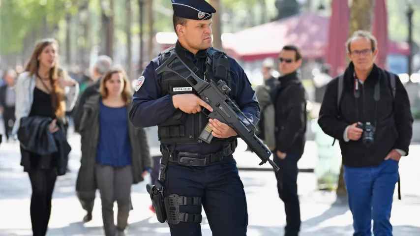 Frankreich führt Ausgangssperre wieder ein; Minderjährige dürfen nachts nicht raus