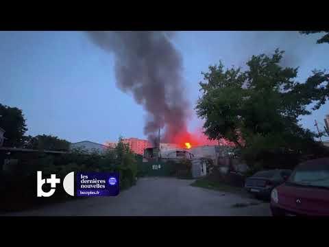 Les Ukrainiens nettoient les décombres / Kiev en deuil pour 30 tués dans l'attaque russe