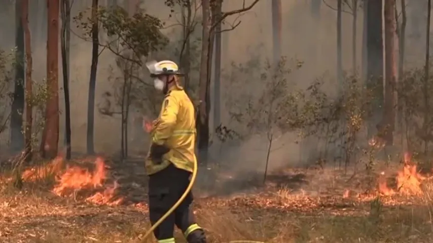 Australien in Flammen: erste Tote gemeldet und über 90 Brandherde
