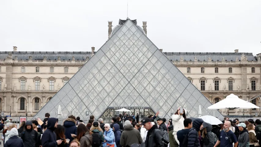 „Der Fluch des Louvre“: neue Katastrophe – nach Raub Hunderte wertvolle Bücher beschädigt