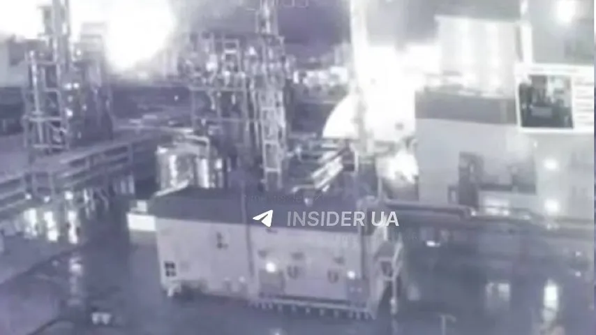 Drohne über Ölplattform im Kaspik / Ukraine 'erschüttert' Russland, stoppt Produktion