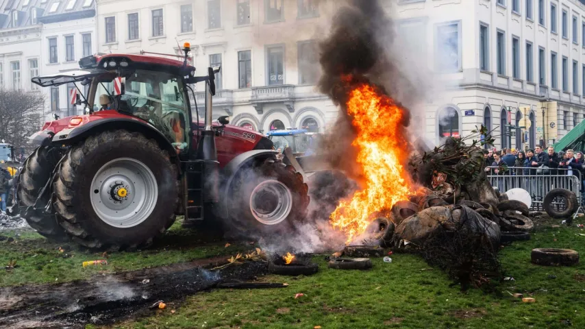 Proteste in Brüssel: Chaos vor Europaparlament, Bauern zünden Feuer…