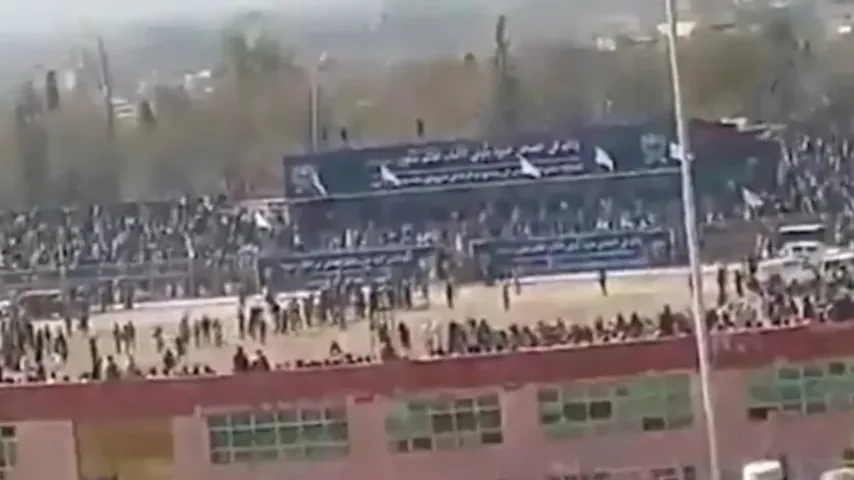 Taliban exekutieren im afghanischen Stadion; verurteilter Mörder von Angehörigem erschossen