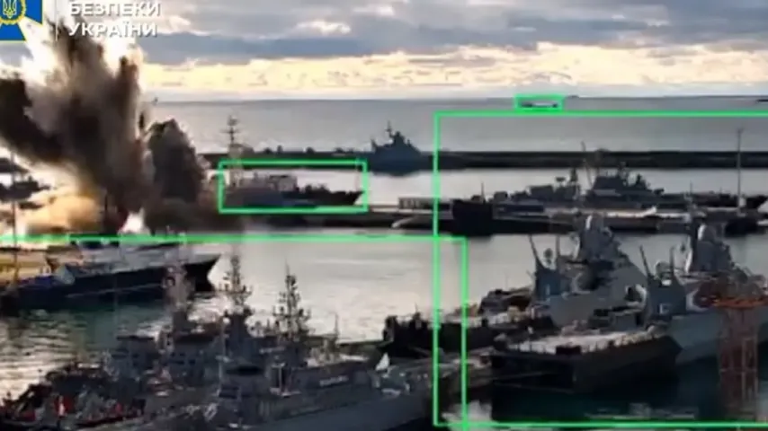 Ukrainische Geheimdienste treffen russisches U-Boot – Aufnahmen zeigen Explosion