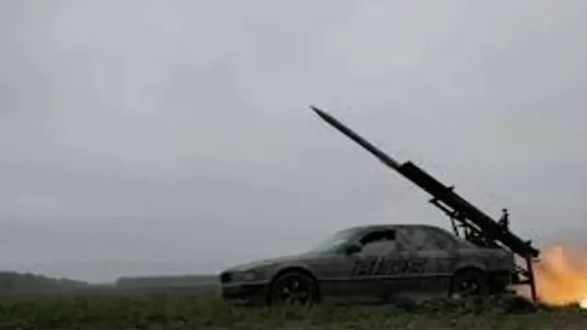 Ukrainische Soldaten montieren Raketenwerfer auf BMW 7er und feuern auf russische Stellungen