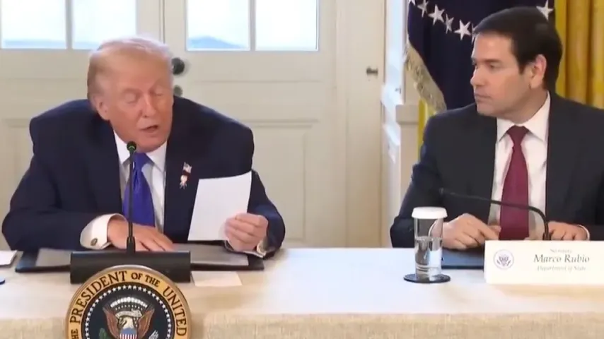 Trump liest plötzlich Rubios vertrauliche Notiz laut vor