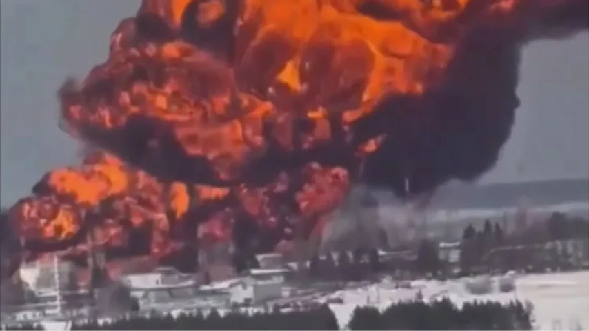 Fabrik in Flammen, schwarzer Rauch am Himmel / Ukraine schlägt in Russland zu: sieben Tote