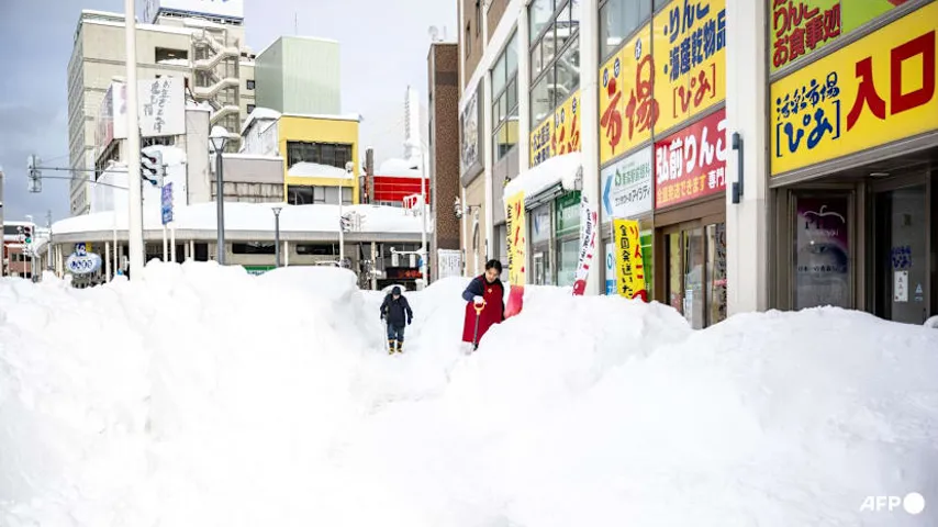 Land 'begraben' unter 4,5 m Schnee / 30 Tote in zwei Wochen, furchtbarer Winter in Japan