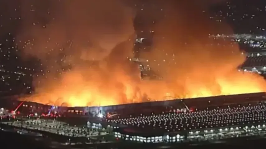 Unzufrieden mit dem Lohn: Mitarbeiter setzt riesiges Lager in den USA in Brand