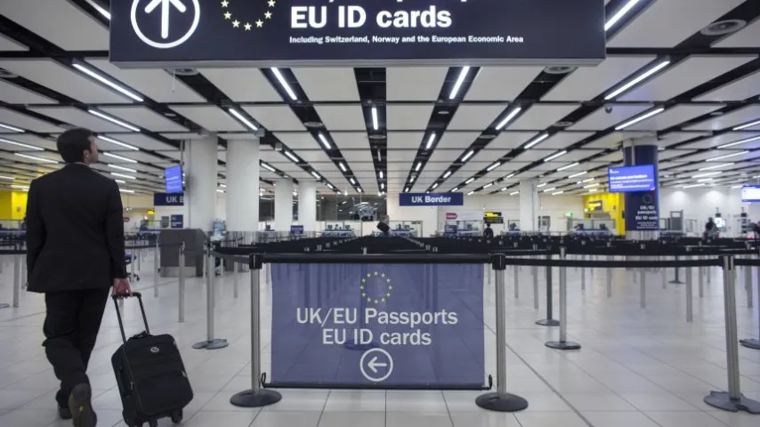 „Das neue EU-System ‚ein Versagen‘? ‚Reisende warten stundenlang an Flughäfen‘!