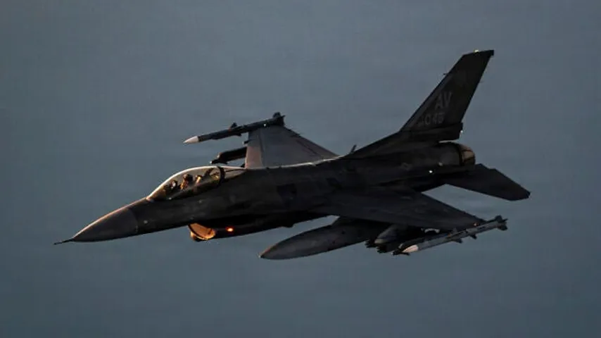 Iran attackiert die Fünfte US-Flotte in Bahrain, sprengt Kuwaits Flughafen