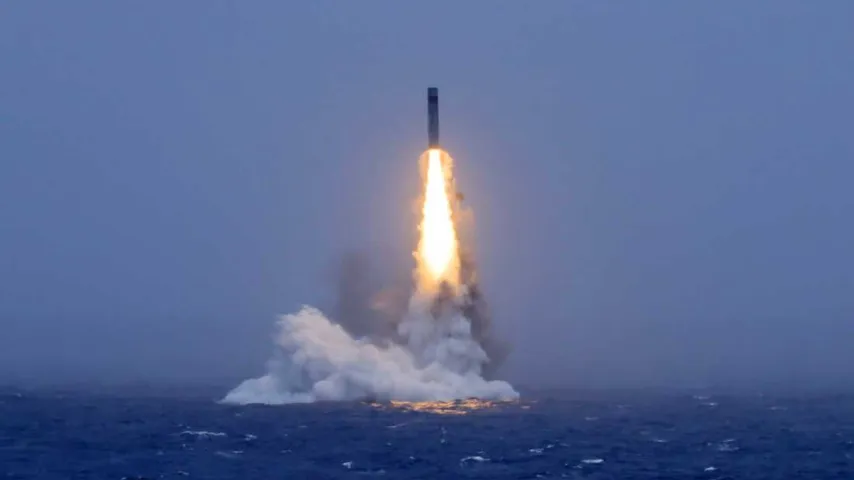 China erschreckt die USA: Tiefe Besorgnis/Testete strategische Rakete von U-Booten abgefeuert